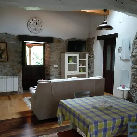 Ca Rifo, En Asturias, Puerta De Somiedo A Orillas Del Rio Narcea