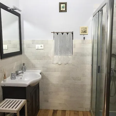 Ca Rifo, En Asturias, Puerta De Somiedo A Orillas Del Rio Narcea *