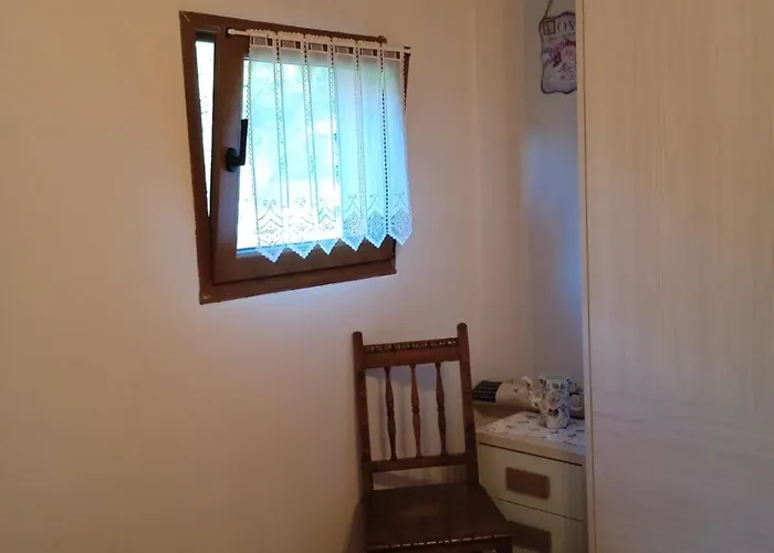 Ca Rifo, En Asturias, Puerta De Somiedo A Orillas Del Rio Narcea *